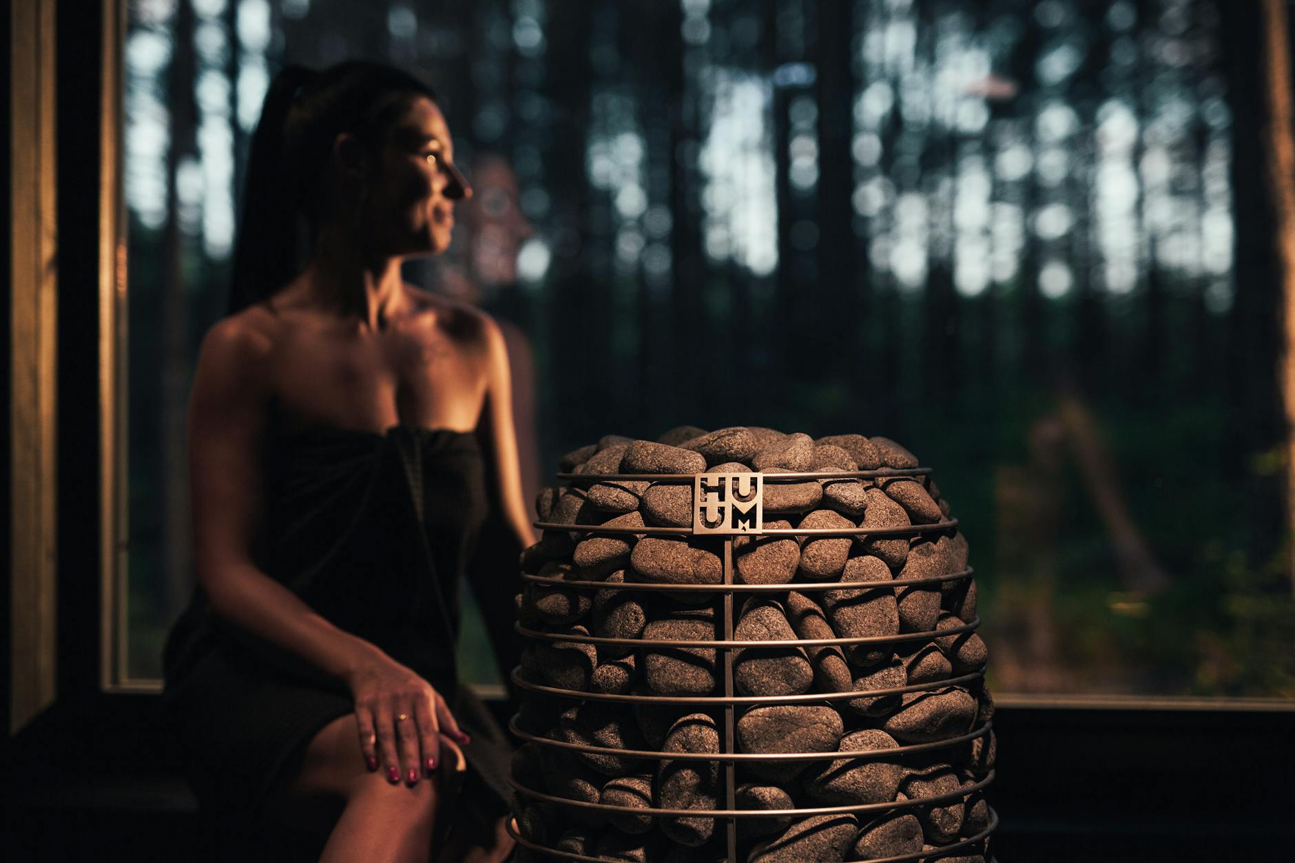 Kobieta relaksuje się w nowoczesnej saunie podczas seansu