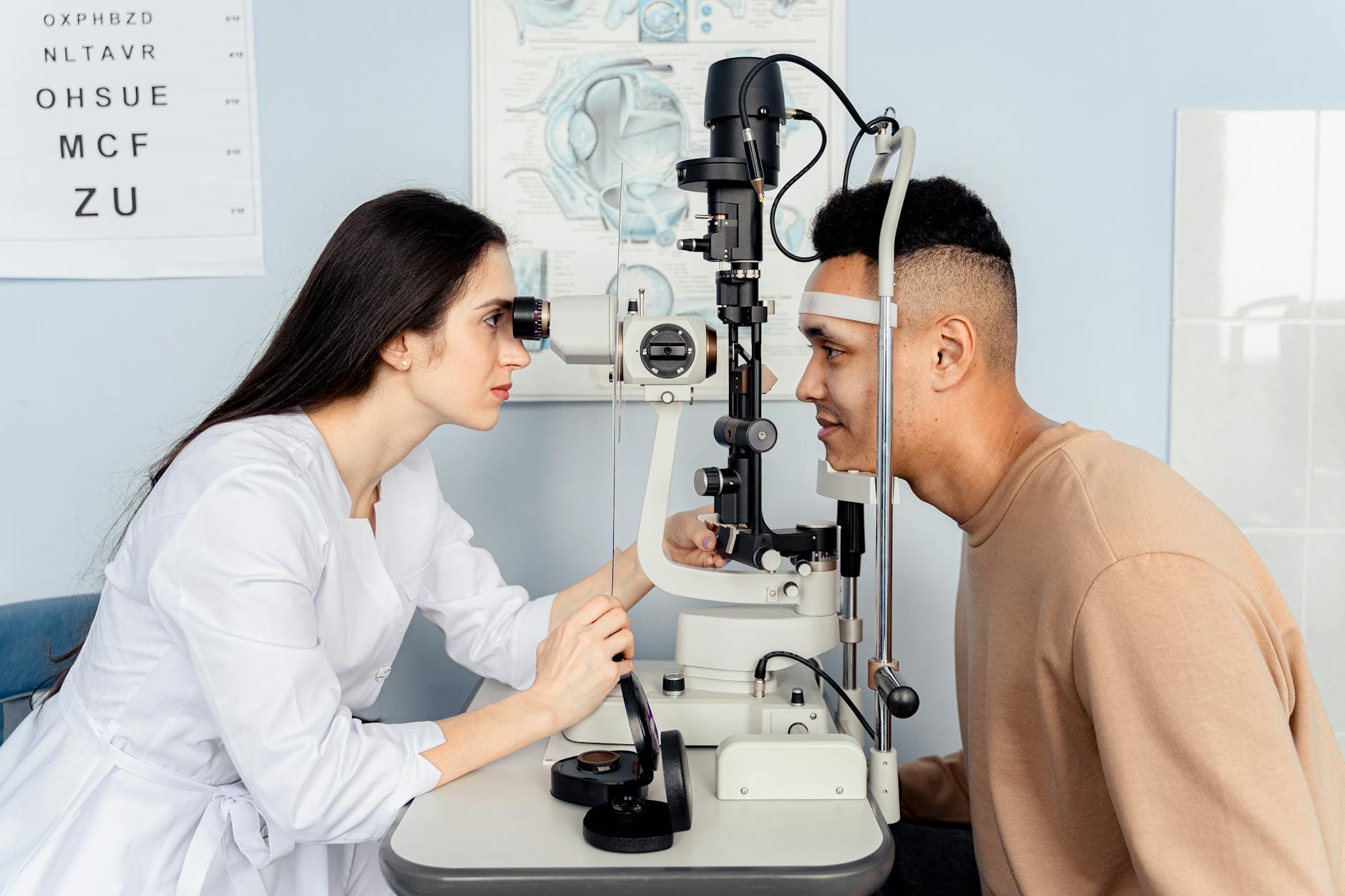 Optometrysta bada wzrok pacjentki na nowoczesnym sprzęcie