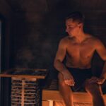 Mężczyzna relaksuje się w nowoczesnej saunie nordyckiej