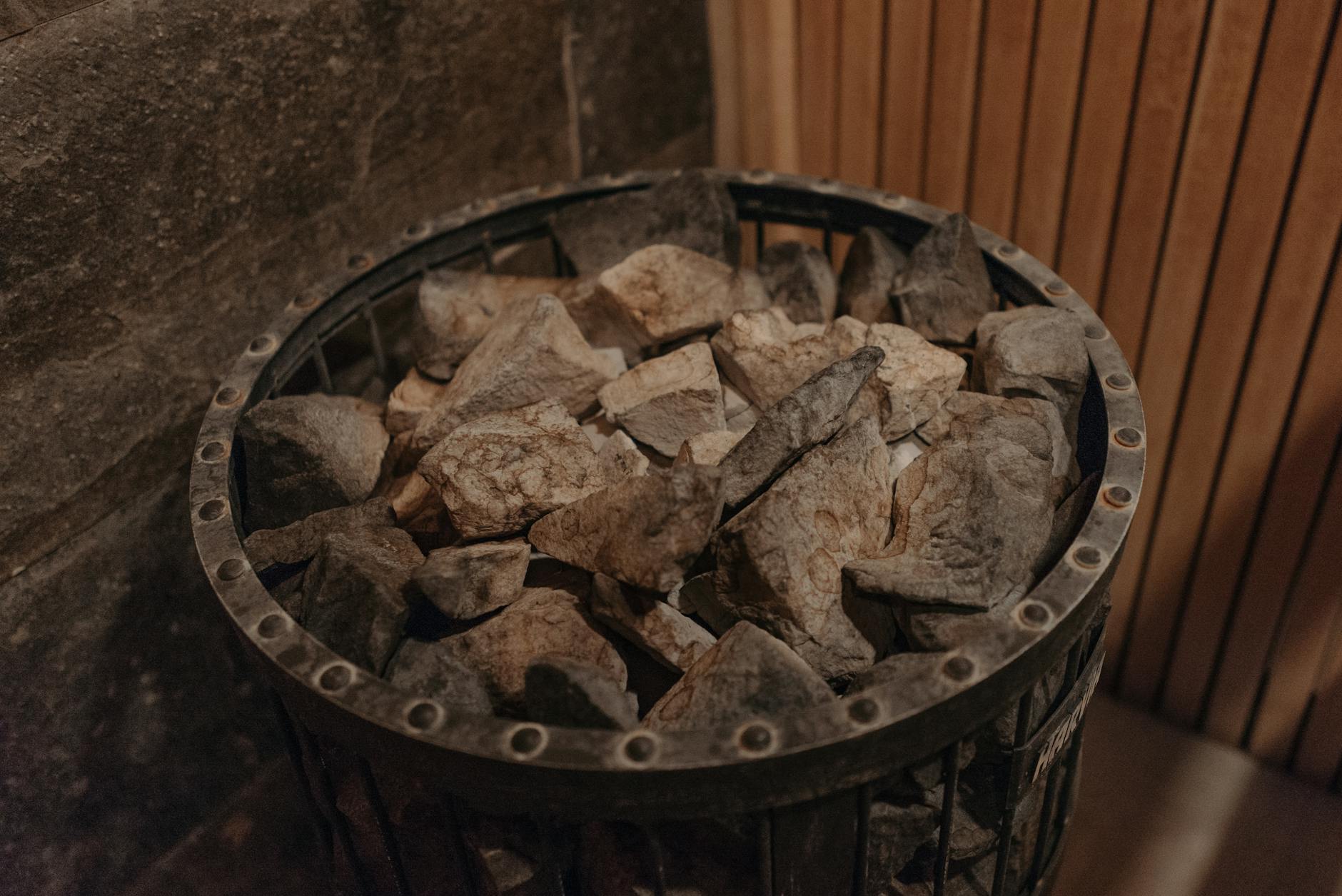 Kamyki na rozgrzanym piecu w saunie, zbliżenie wnętrza sauny