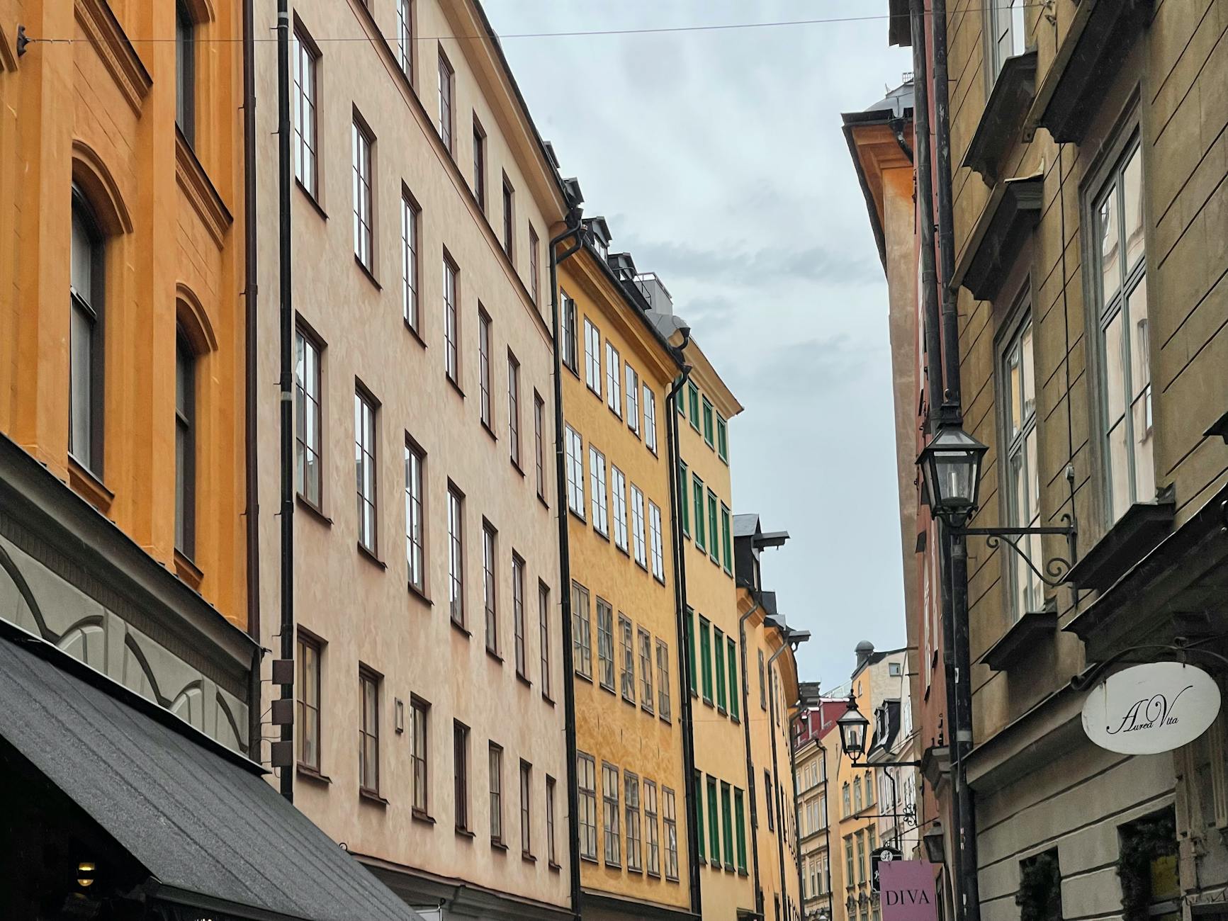 Najpiękniejsze europejskie miasta na weekendowy city break – przewodnik po atrakcjach i praktyczne wskazówki Kolorowa, zabytkowa uliczka w centrum Sztokholmu