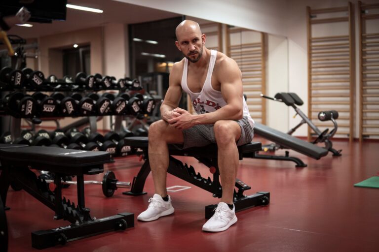 Trening domowy czy siłownia? Gdzie łatwiej utrzymać długoterminową konsekwencję